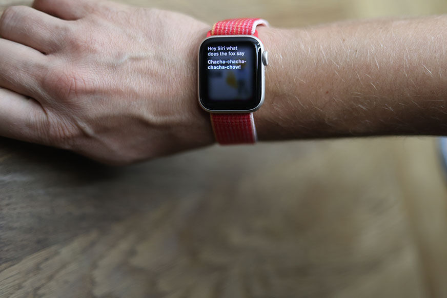 Siri на Apple Watch SE.